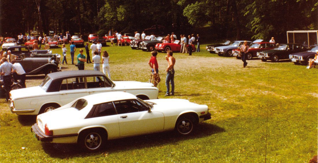 Sommermøtet 1983 på Strand. Vi skimter Victor Brustads Rolls Royce, Erik Gjertsens XJS og Terje Gaaruds XK140.
