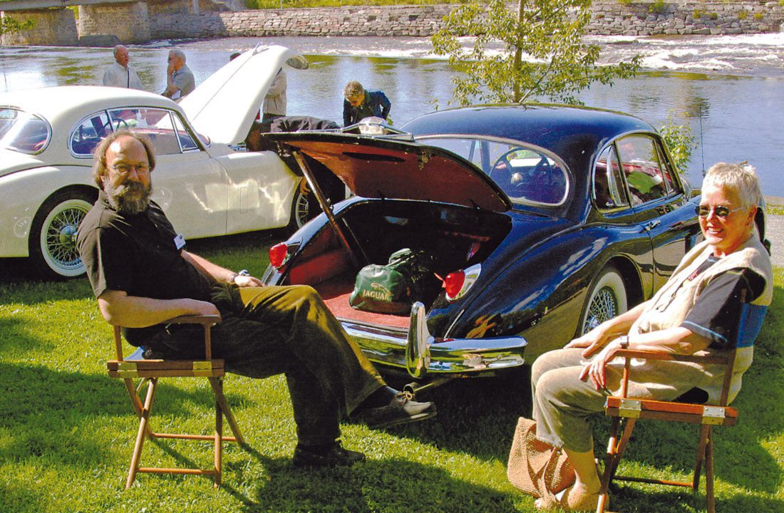 Stemning ved elvens bredd, fra sommermøtet på Kongsberg 2004: Per Langøy og Astrid Noordhof slapper av i sommersolen.