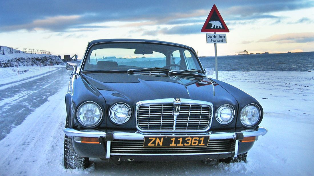 Verdens nordligste Jaguar? Johnny Mælands Sere 2 XJ12 fotografert på Svalbard, der den er i daglig drift i 2005.