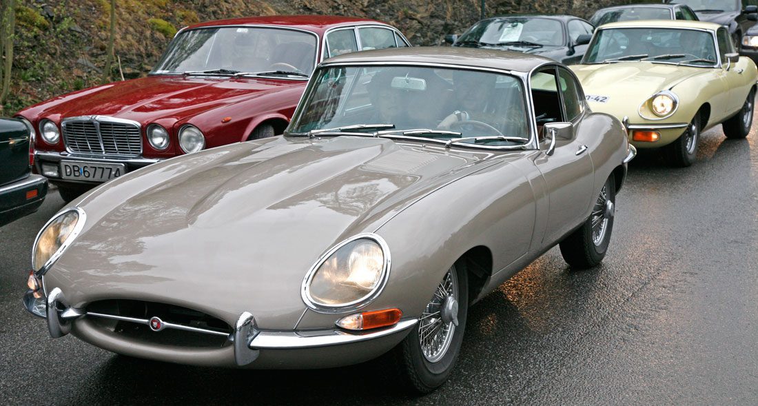 En E-type Serie 1 ruller inn på vårmønstringe 2008, tett fulgt av en Serie 2 (merk lyktene).