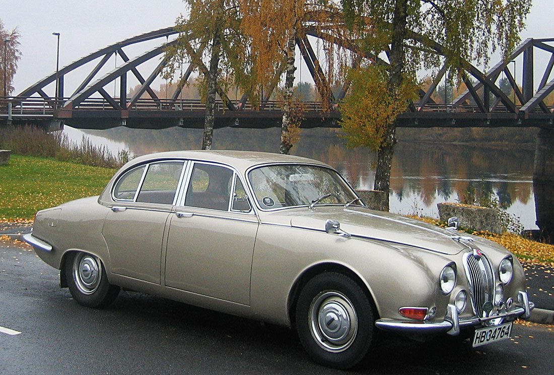 En S-type foran den særegne brua på Flisa.