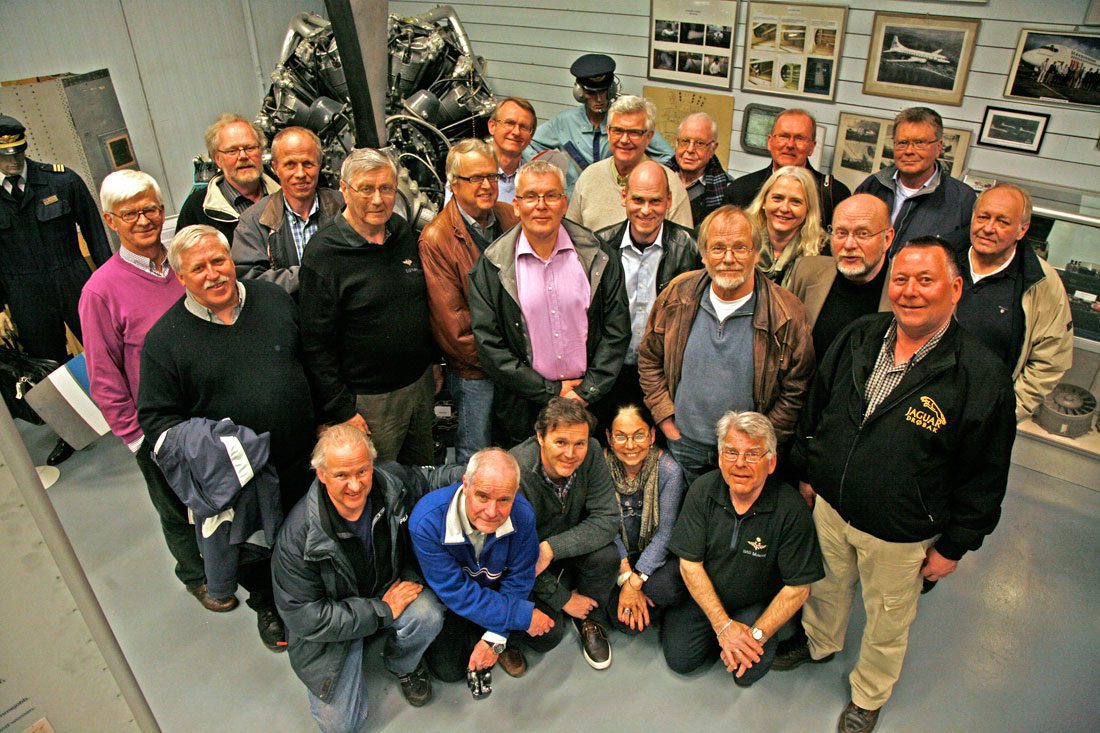 Bare glade ansikter foran en 18-sylindret stjernemotor som skimtes i bakgrunnen på SAS-museet.