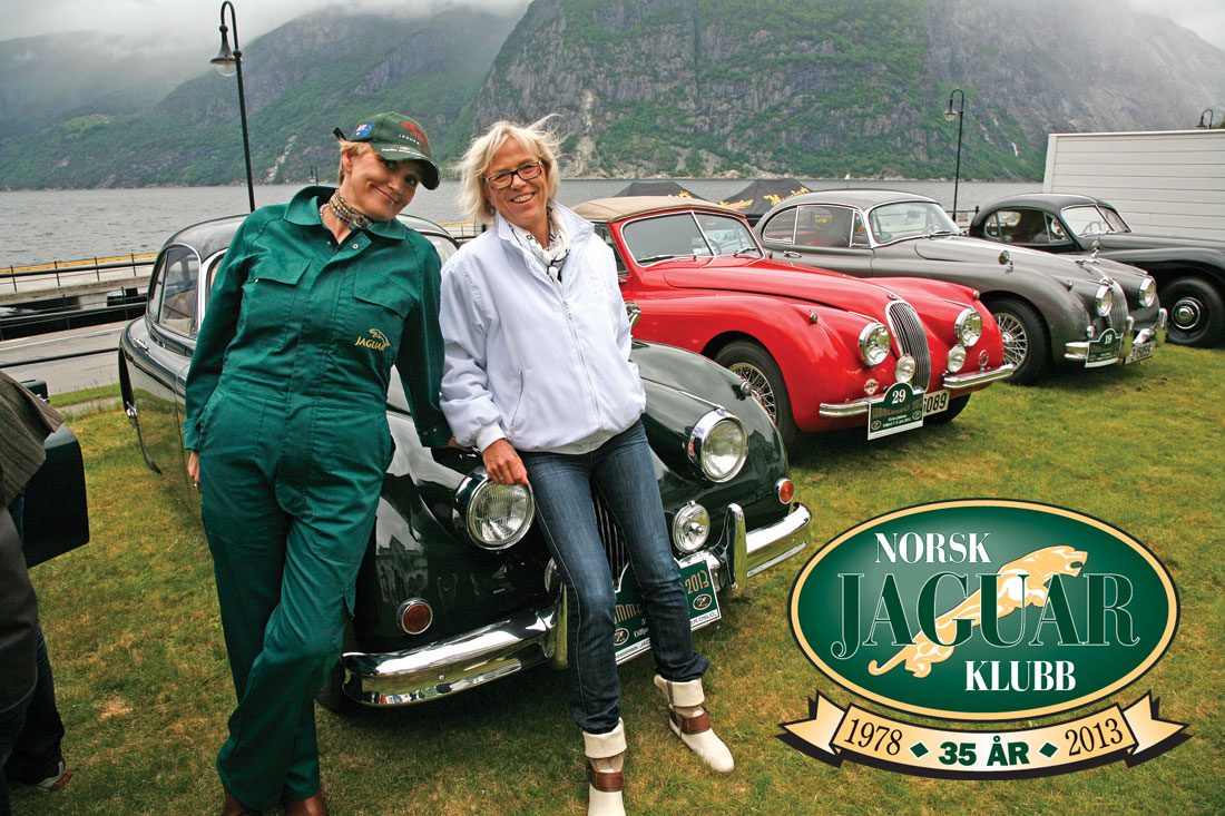 Siri Kleiveland og Sissel Hafsås prøver å smile sola fram under Concurs d’Elegance.